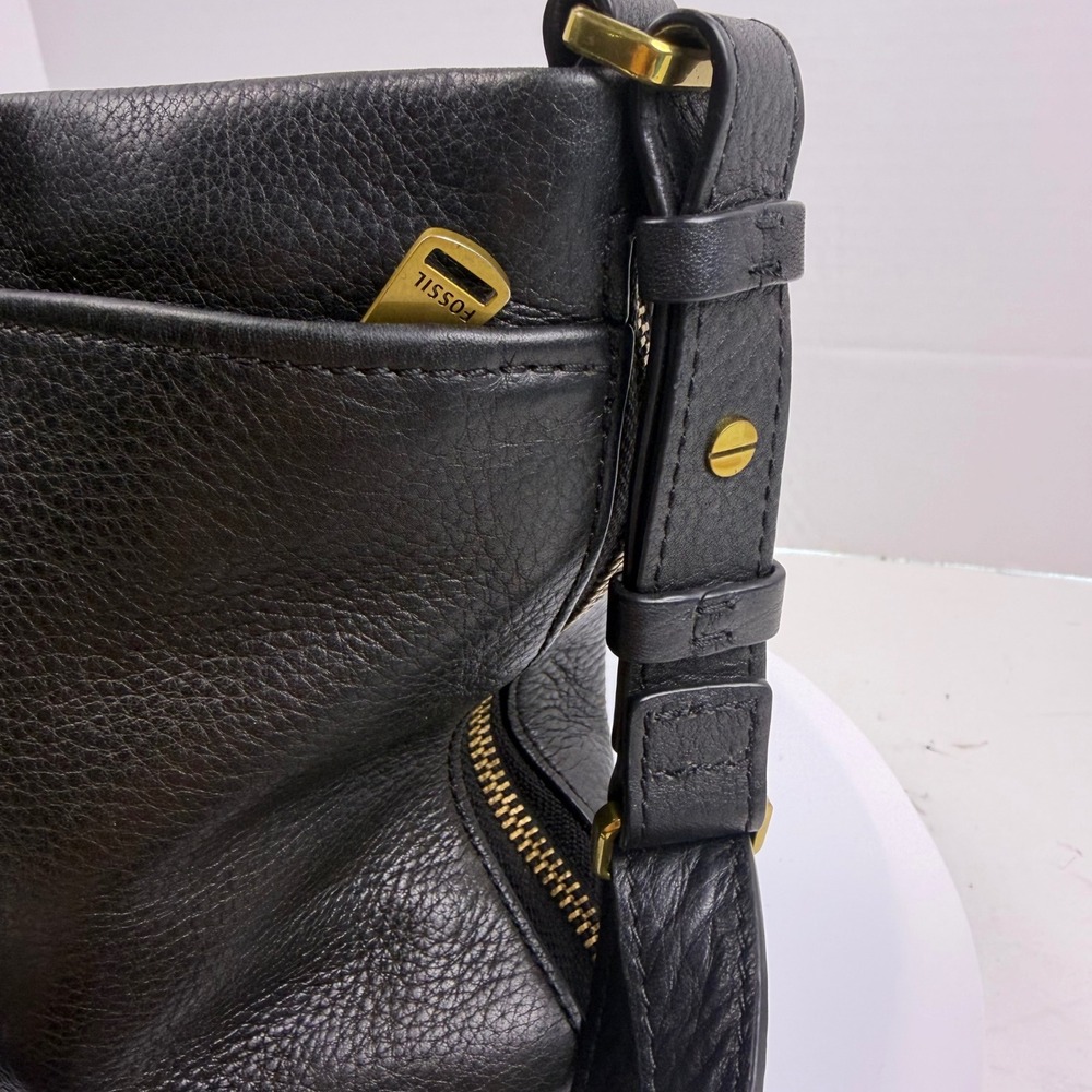 Fossil Black Pebbled Leather Crossbody Bag Expandable Brass Key Charm Messenger - Picture 3 of 14